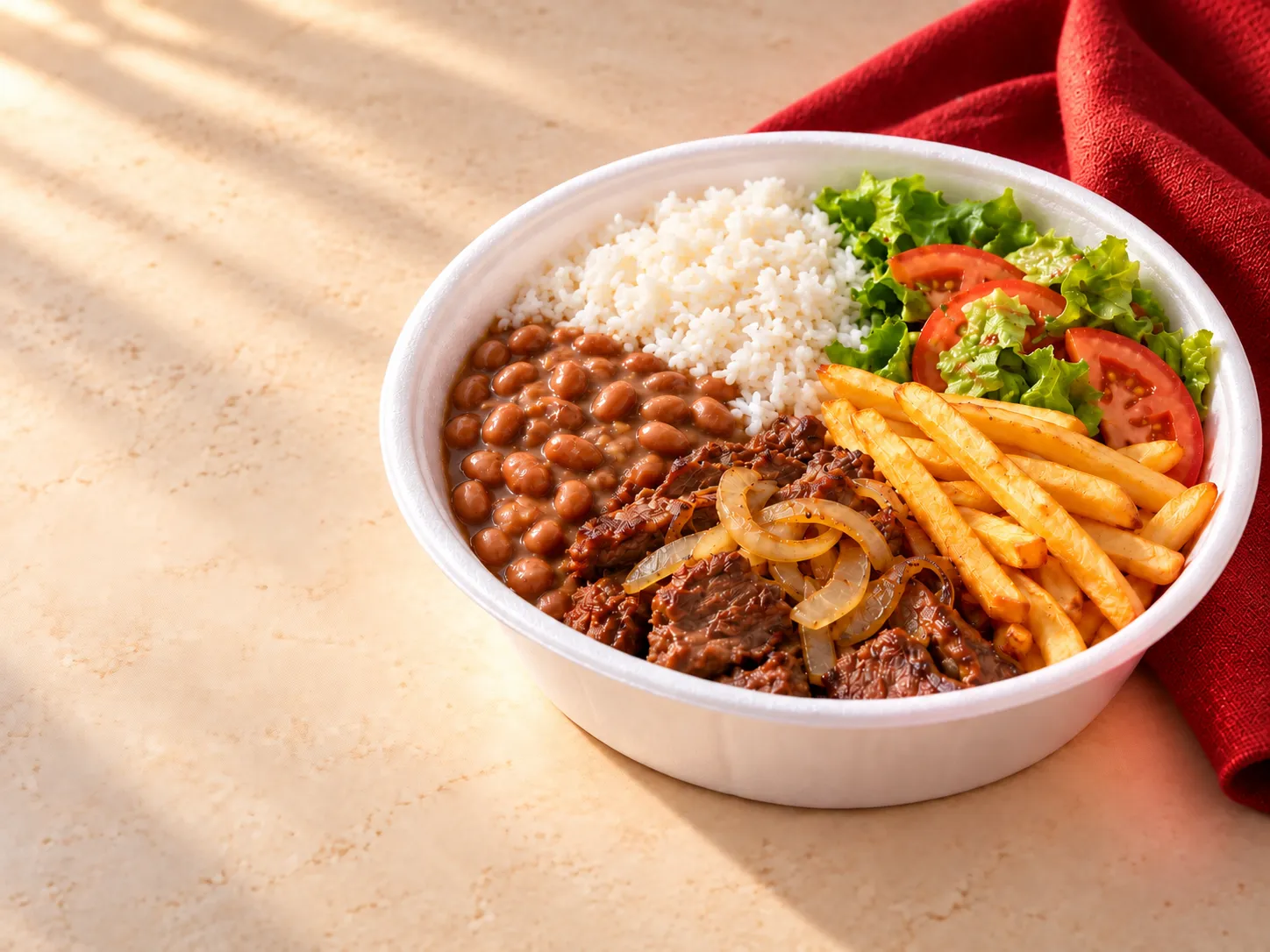Marmitex em embalagem redonda de isopor com arroz, feijão carioca, bife acebolado, batata frita e salada
